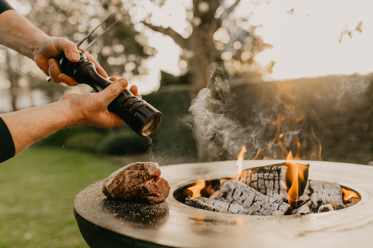 BonFeu BonBiza Black Feuerstelle aus Cortenstahl – stilvoller Gartenkamin & Outdoor Terrassenofen mit Grillfunktion für Terrasse und Garten