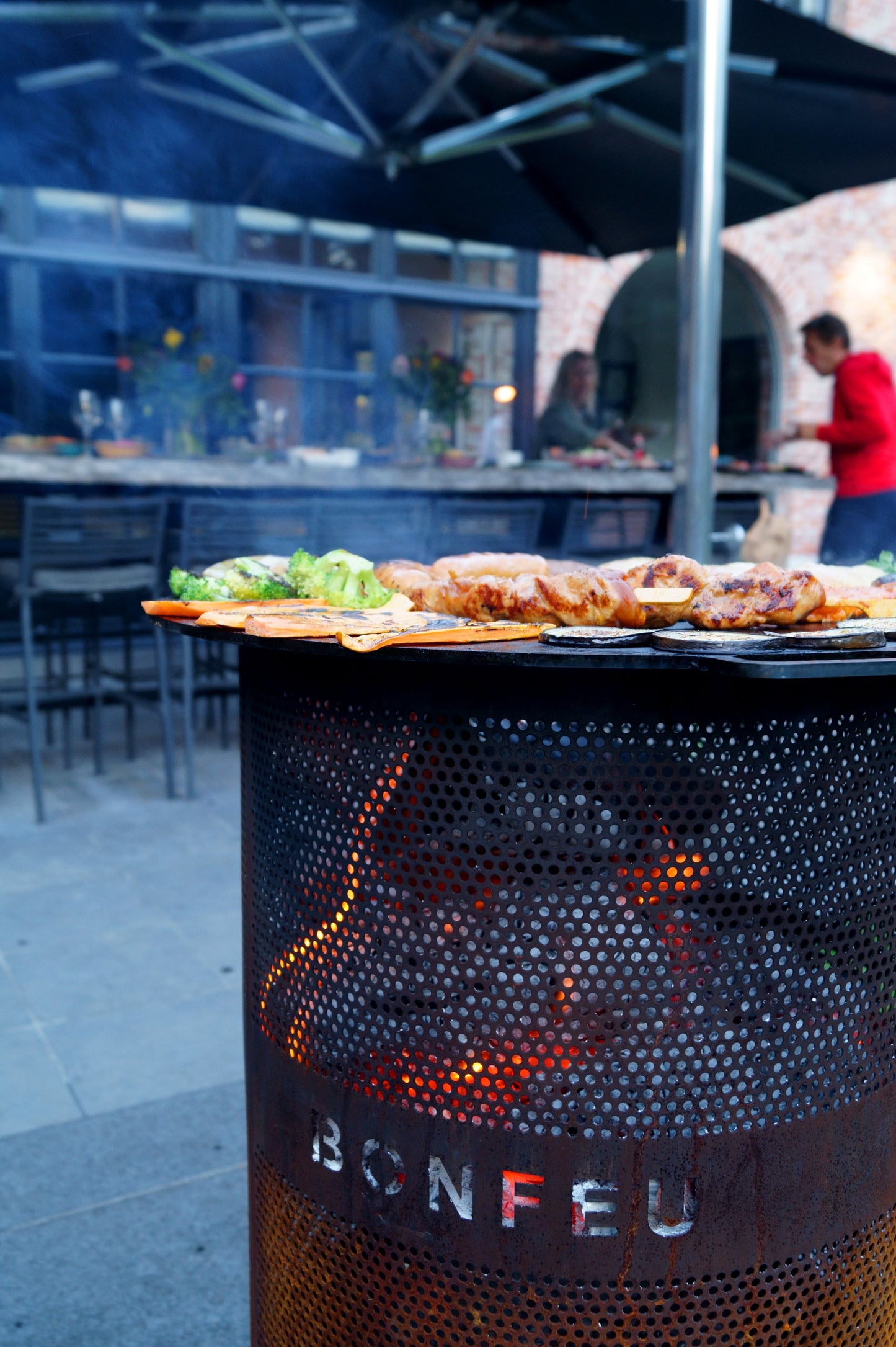 BonFeu BonVes Black Feuerstelle aus Cortenstahl – moderne Outdoor Feuerstelle & Terrassenofen mit Grillfunktion für Garten und Terrasse