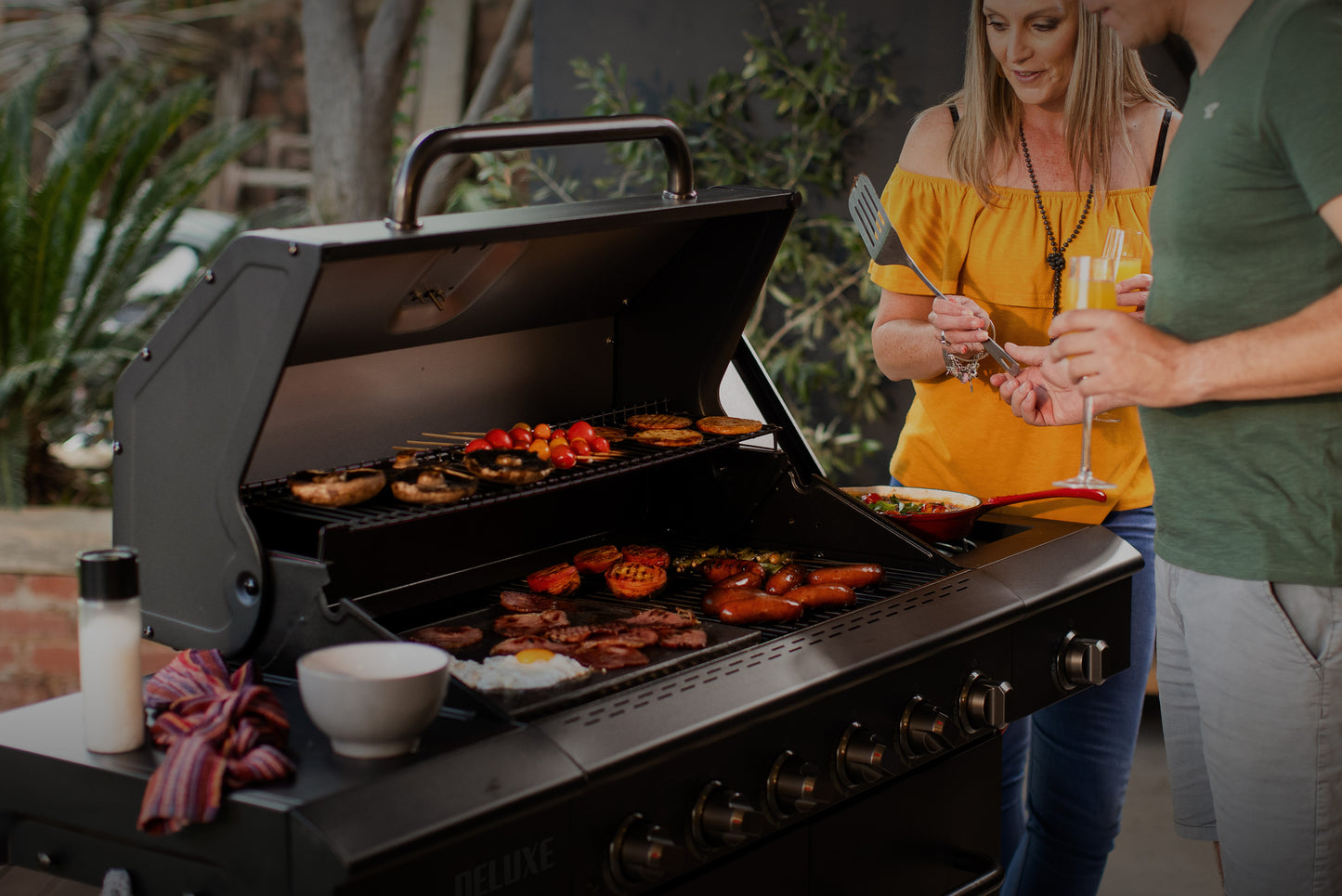 Nexgrill Deluxe 6+1 Brenner Gasgrill matt schwarz – Grill Gas mit Seitenkochfeld, porzellanbeschichteten Gusseisenrosten, Edelstahlbrennern, schwarzem Nickel-Finish, Ideal für Gartenpartys & Outdoor BBQ