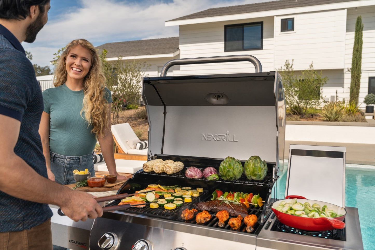 Nexgrill Gourmet Pro 4-Brenner Gasgrill mit Seitenkochfeld & Plancha (Griddle-Max System) – Edelstahl Gasgrill mit porzellanbeschichteten Gusseisenrosten, Ideal für Garten, Balkon & BBQ-Events