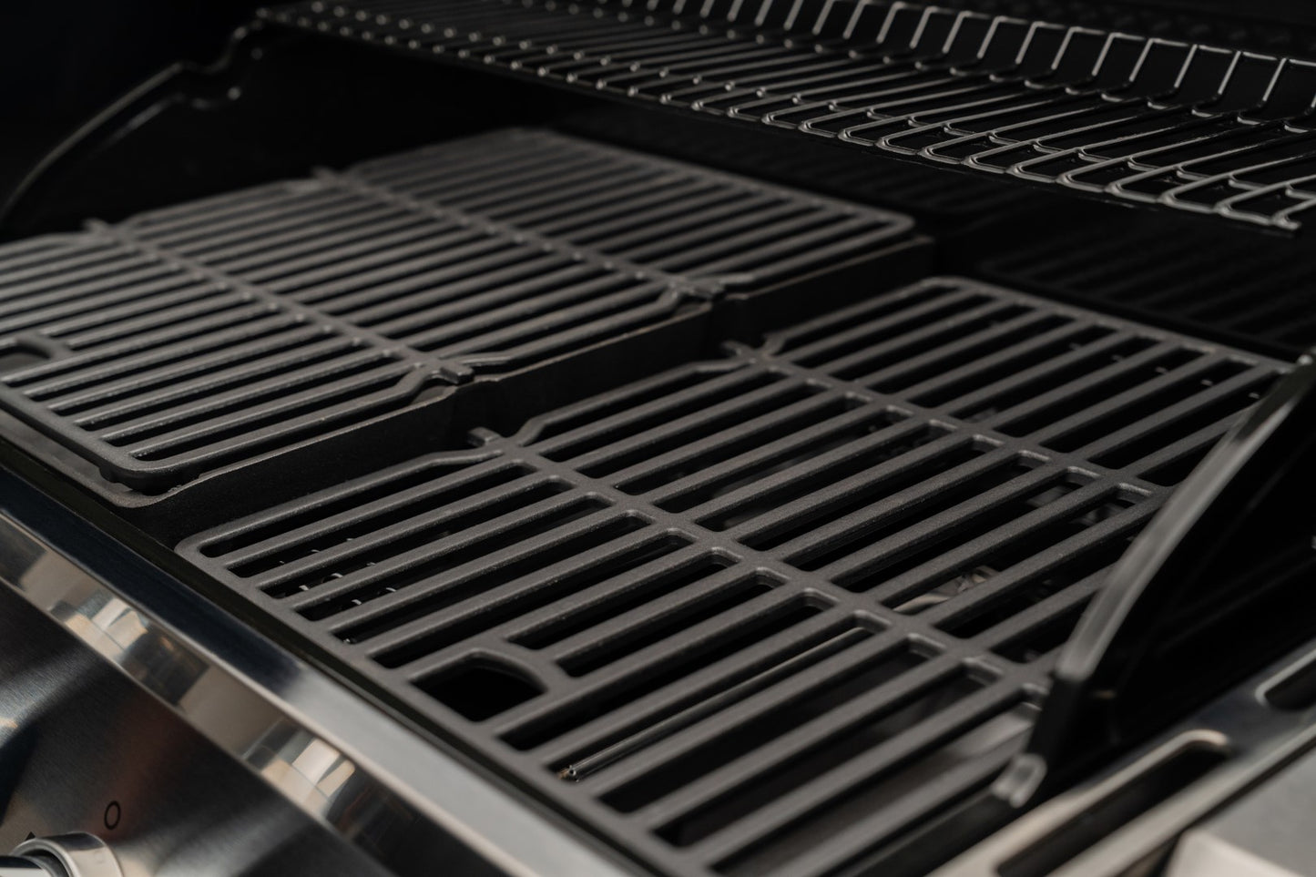 Nexgrill Gourmet Pro 4-Brenner Gasgrill mit Seitenkochfeld & Plancha (Griddle-Max System) – Edelstahl Gasgrill mit porzellanbeschichteten Gusseisenrosten, Ideal für Garten, Balkon & BBQ-Events