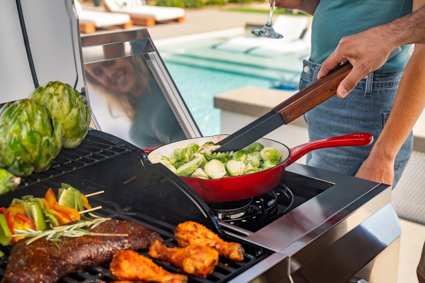 Nexgrill Gourmet Pro 4-Brenner Gasgrill mit Seitenkochfeld & Plancha (Griddle-Max System) – Edelstahl Gasgrill mit porzellanbeschichteten Gusseisenrosten, Ideal für Garten, Balkon & BBQ-Events