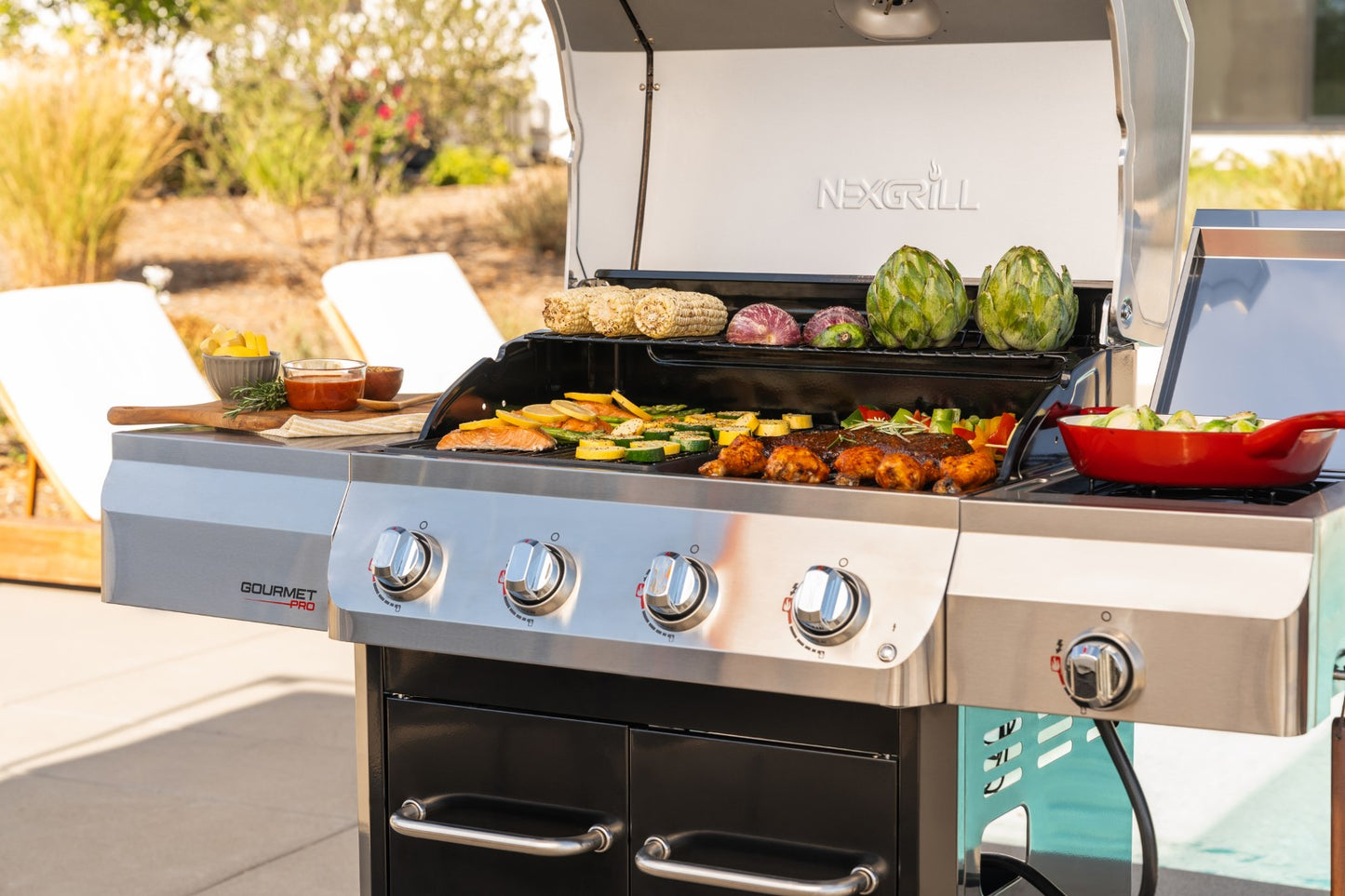 Nexgrill Gourmet Pro 4-Brenner Gasgrill mit Seitenkochfeld & Plancha (Griddle-Max System) – Edelstahl Gasgrill mit porzellanbeschichteten Gusseisenrosten, Ideal für Garten, Balkon & BBQ-Events