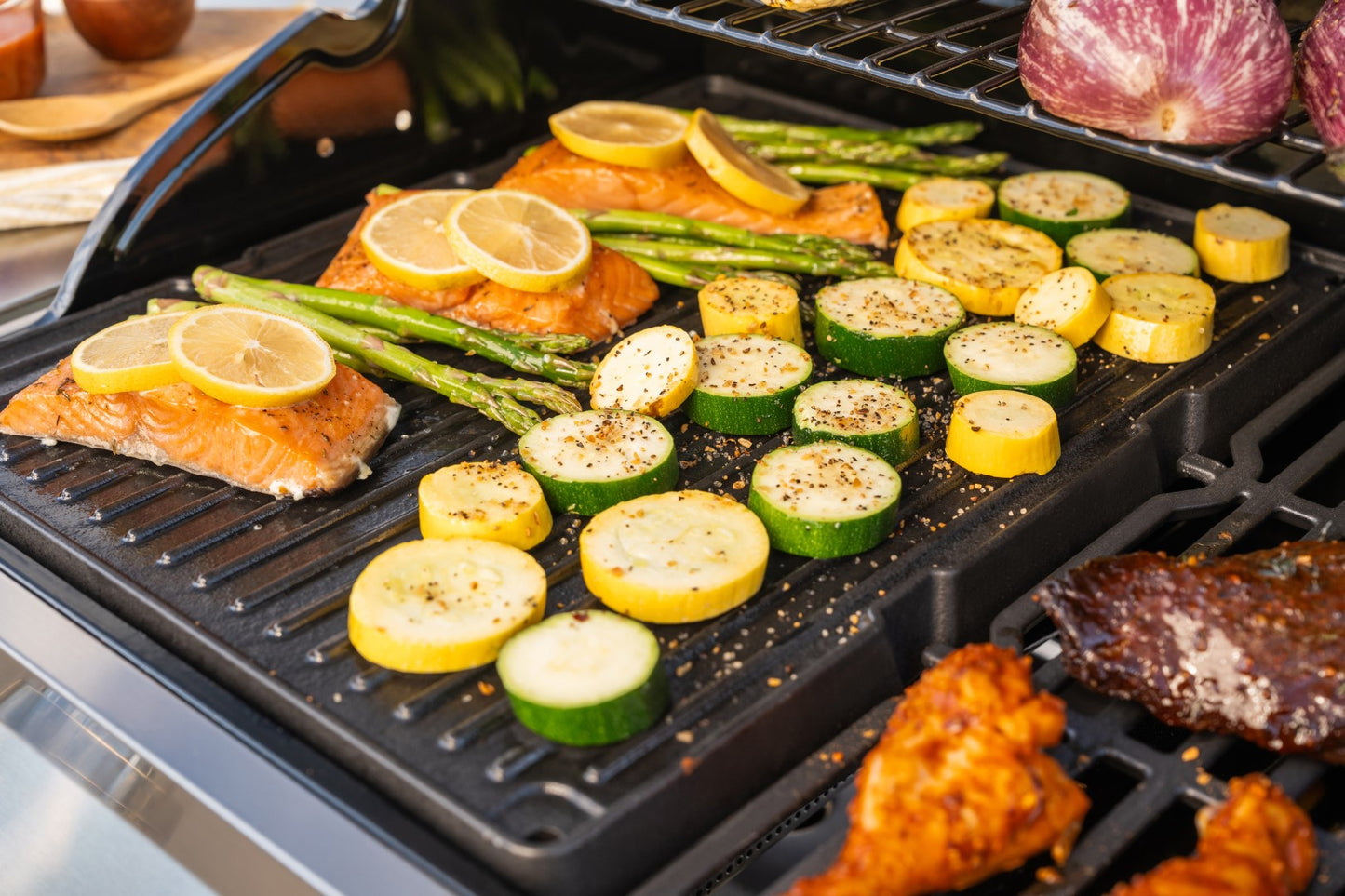 Nexgrill Gourmet Pro 4-Brenner Gasgrill mit Seitenkochfeld & Plancha (Griddle-Max System) – Edelstahl Gasgrill mit porzellanbeschichteten Gusseisenrosten, Ideal für Garten, Balkon & BBQ-Events