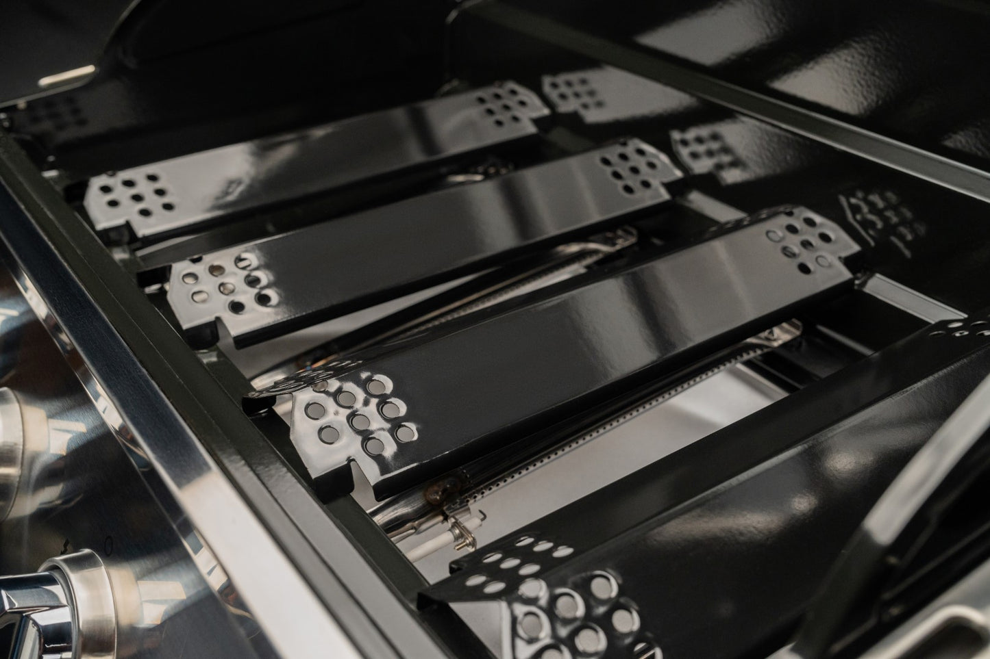 Nexgrill Gourmet Pro 4-Brenner Gasgrill mit Seitenkochfeld & Plancha (Griddle-Max System) – Edelstahl Gasgrill mit porzellanbeschichteten Gusseisenrosten, Ideal für Garten, Balkon & BBQ-Events