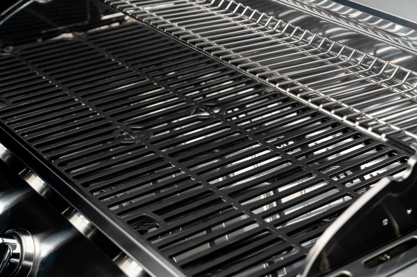 Nexgrill Gourmet Pro 6-Brenner Gasgrill mit Keramik-Seitenbrenner, Plancha Griddle-Max System, porzellanbeschichtetem Gusseisenrost & Edelstahlbrennern – Ideal für Garten, Balkon & BBQ-Events