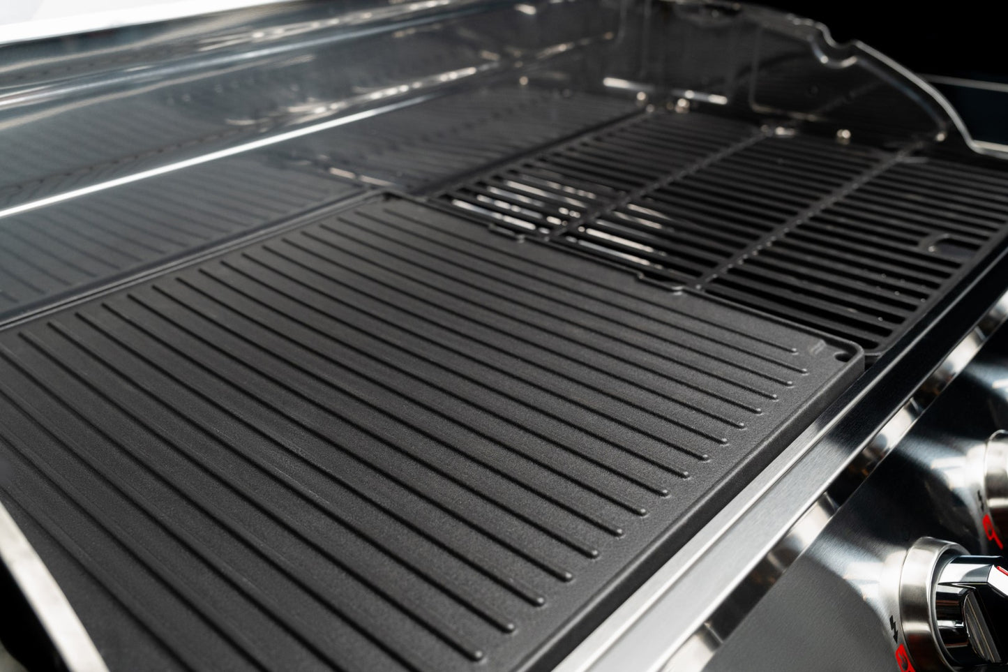 Nexgrill Gourmet Pro 6-Brenner Gasgrill mit Keramik-Seitenbrenner, Plancha Griddle-Max System, porzellanbeschichtetem Gusseisenrost & Edelstahlbrennern – Ideal für Garten, Balkon & BBQ-Events