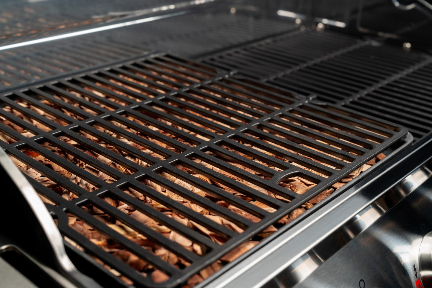 Nexgrill Gourmet Pro 6-Brenner Gasgrill mit Keramik-Seitenbrenner, Plancha Griddle-Max System, porzellanbeschichtetem Gusseisenrost & Edelstahlbrennern – Ideal für Garten, Balkon & BBQ-Events