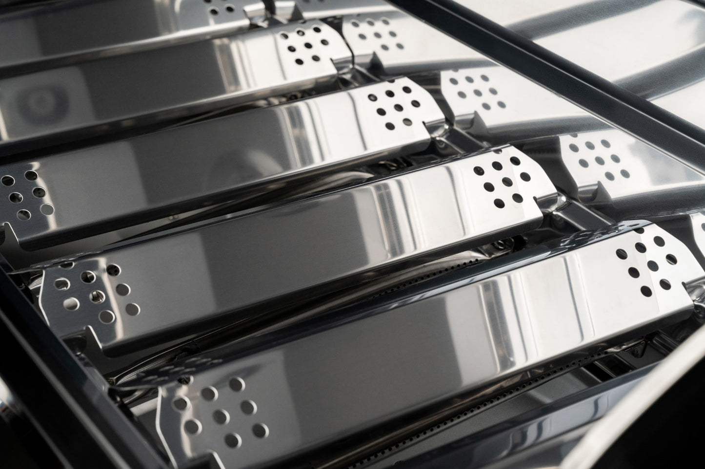 Nexgrill Gourmet Pro 6-Brenner Gasgrill mit Keramik-Seitenbrenner, Plancha Griddle-Max System, porzellanbeschichtetem Gusseisenrost & Edelstahlbrennern – Ideal für Garten, Balkon & BBQ-Events