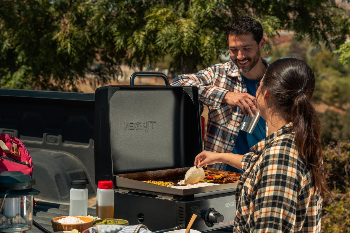 Nexgrill Daytona 2-Brenner Tabletop Plancha – Kompakter Tischgrill mit keramikbeschichteter Grillplatte – Gasgrill ideal für Camping, Garten & Outdoor BBQ, 5,86 kW