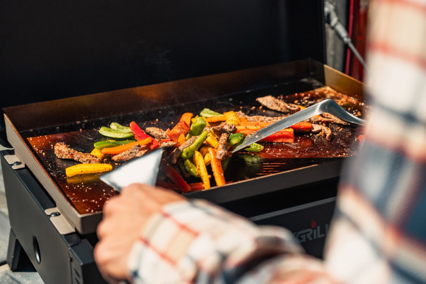 Nexgrill Daytona 2-Brenner Tabletop Plancha – Kompakter Tischgrill mit keramikbeschichteter Grillplatte – Gasgrill ideal für Camping, Garten & Outdoor BBQ, 5,86 kW
