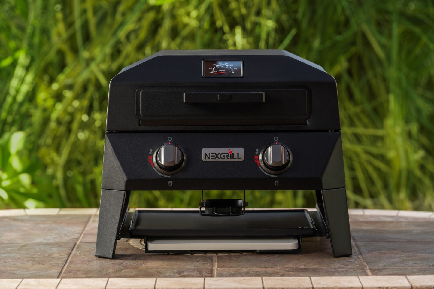 Nexgrill Fortress 4-in-1 Gasgrill/Tischgrill mit 2 Brennern, Pizzaofen-Funktion, Cordierit-Pizzastein & Wende-Grillplatte – Kompakter Outdoorgrill aus Stahl mit Stauraum für Zubehör