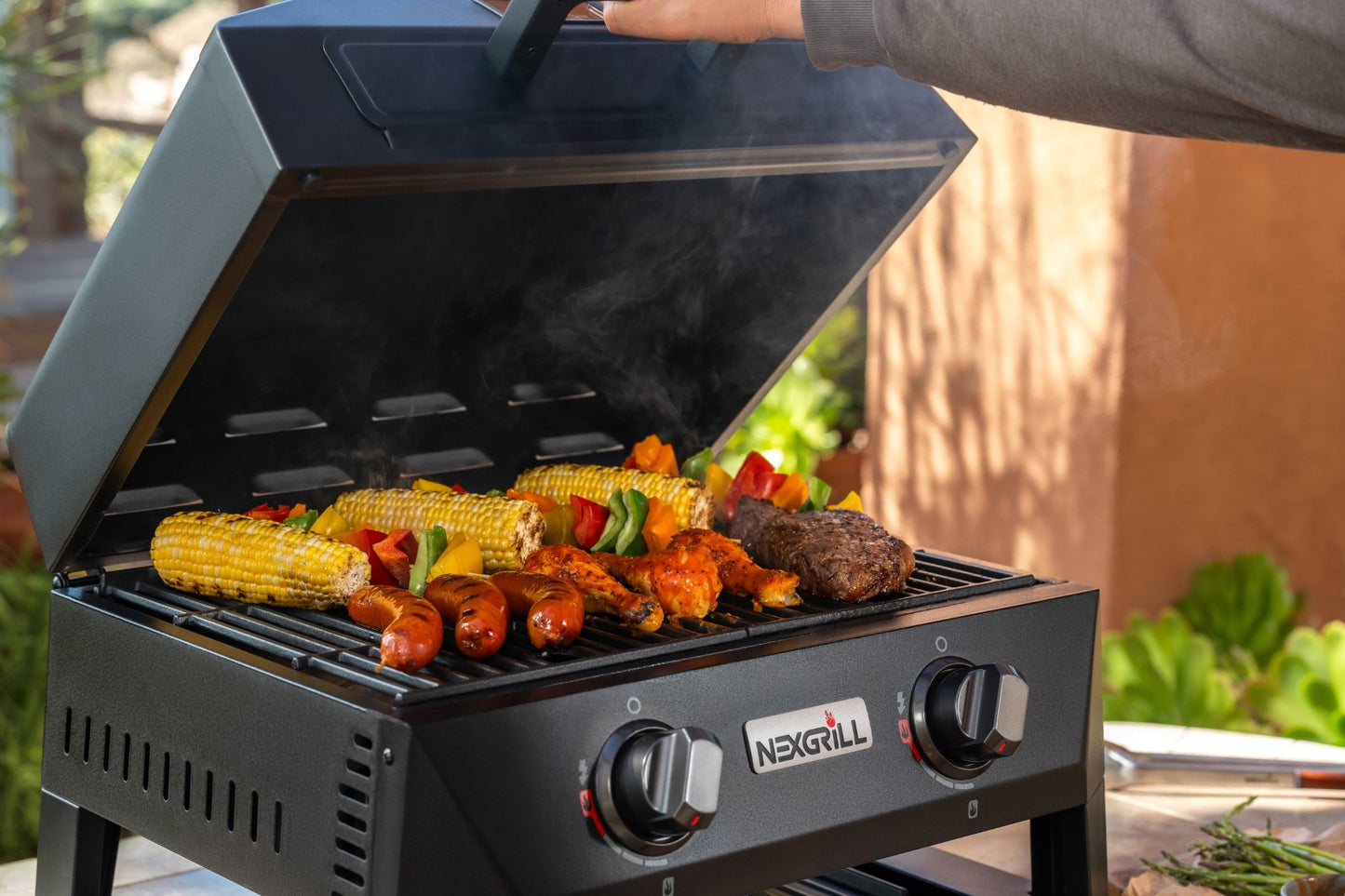 Nexgrill Fortress 4-in-1 Gasgrill/Tischgrill mit 2 Brennern, Pizzaofen-Funktion, Cordierit-Pizzastein & Wende-Grillplatte – Kompakter Outdoorgrill aus Stahl mit Stauraum für Zubehör