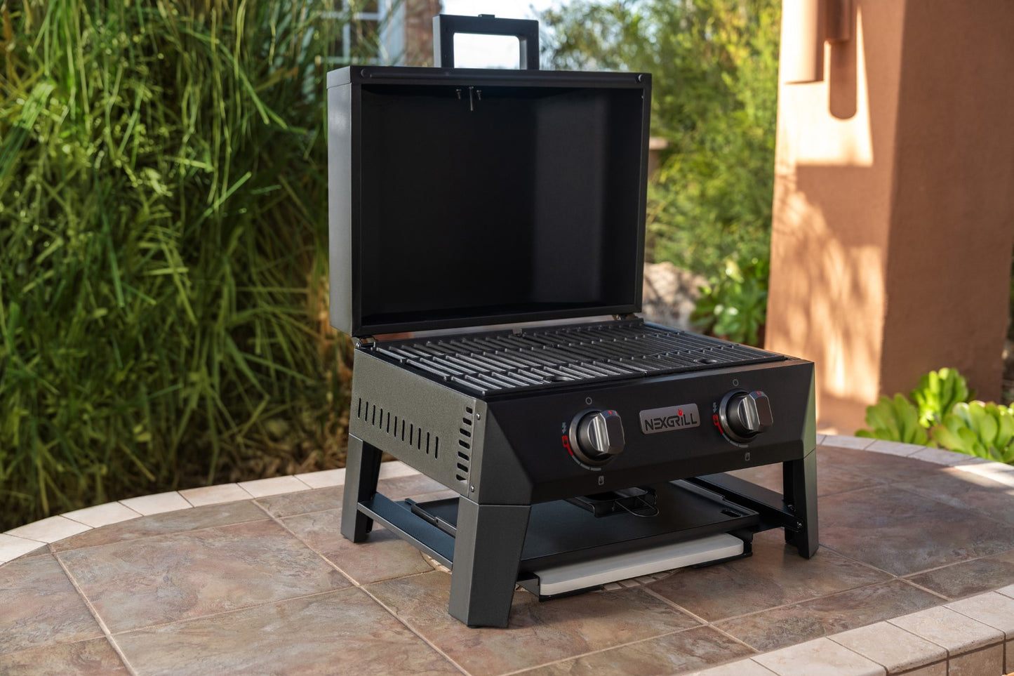 Nexgrill Fortress 4-in-1 Gasgrill/Tischgrill mit 2 Brennern, Pizzaofen-Funktion, Cordierit-Pizzastein & Wende-Grillplatte – Kompakter Outdoorgrill aus Stahl mit Stauraum für Zubehör
