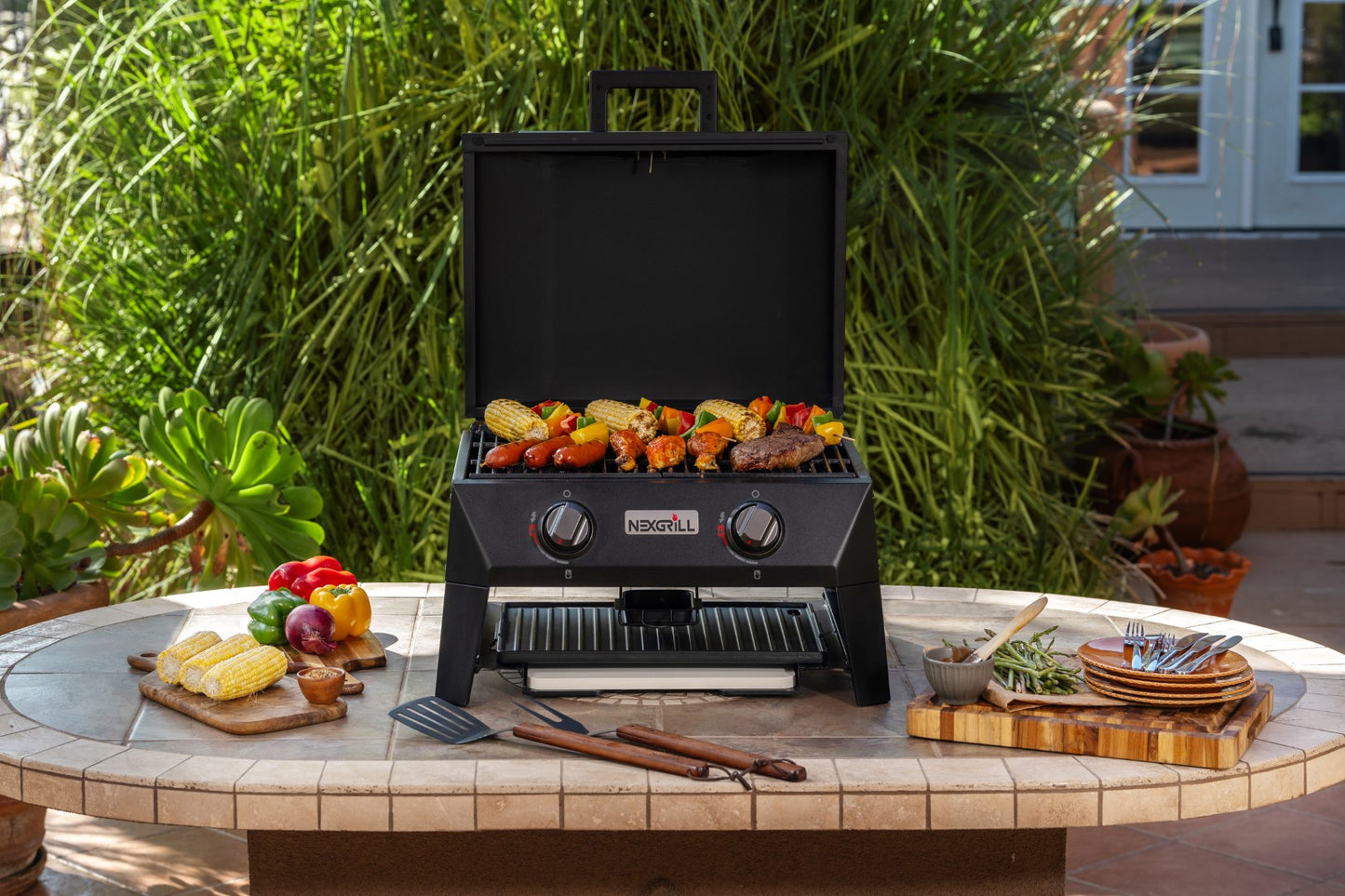 Nexgrill Fortress 4-in-1 Gasgrill/Tischgrill mit 2 Brennern, Pizzaofen-Funktion, Cordierit-Pizzastein & Wende-Grillplatte – Kompakter Outdoorgrill aus Stahl mit Stauraum für Zubehör