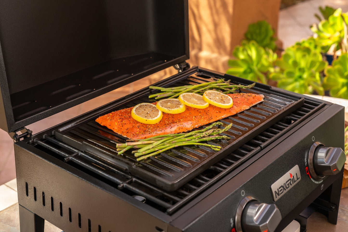 Nexgrill Fortress 4-in-1 Gasgrill/Tischgrill mit 2 Brennern, Pizzaofen-Funktion, Cordierit-Pizzastein & Wende-Grillplatte – Kompakter Outdoorgrill aus Stahl mit Stauraum für Zubehör