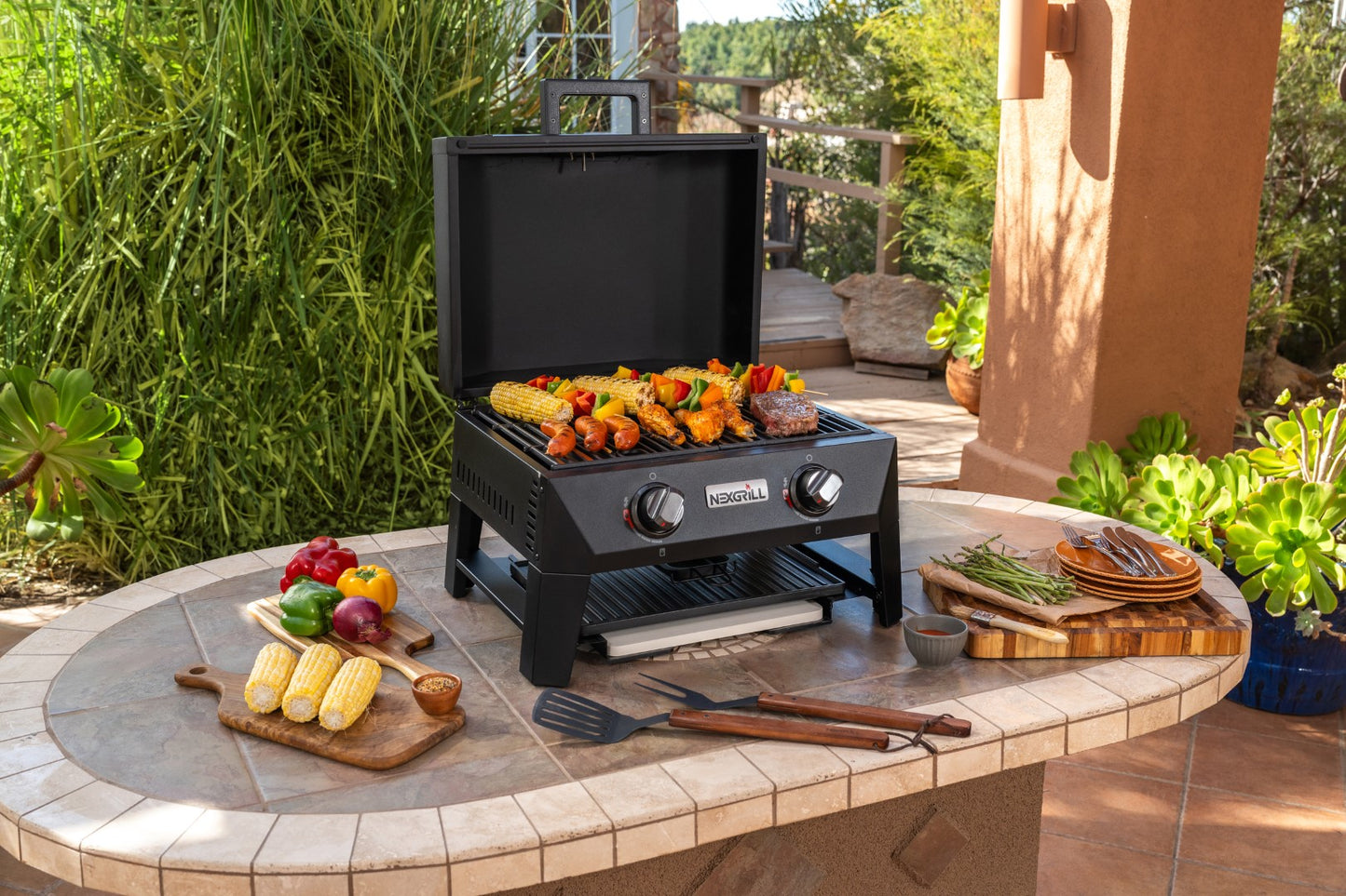 Nexgrill Fortress 4-in-1 Gasgrill/Tischgrill mit 2 Brennern, Pizzaofen-Funktion, Cordierit-Pizzastein & Wende-Grillplatte – Kompakter Outdoorgrill aus Stahl mit Stauraum für Zubehör