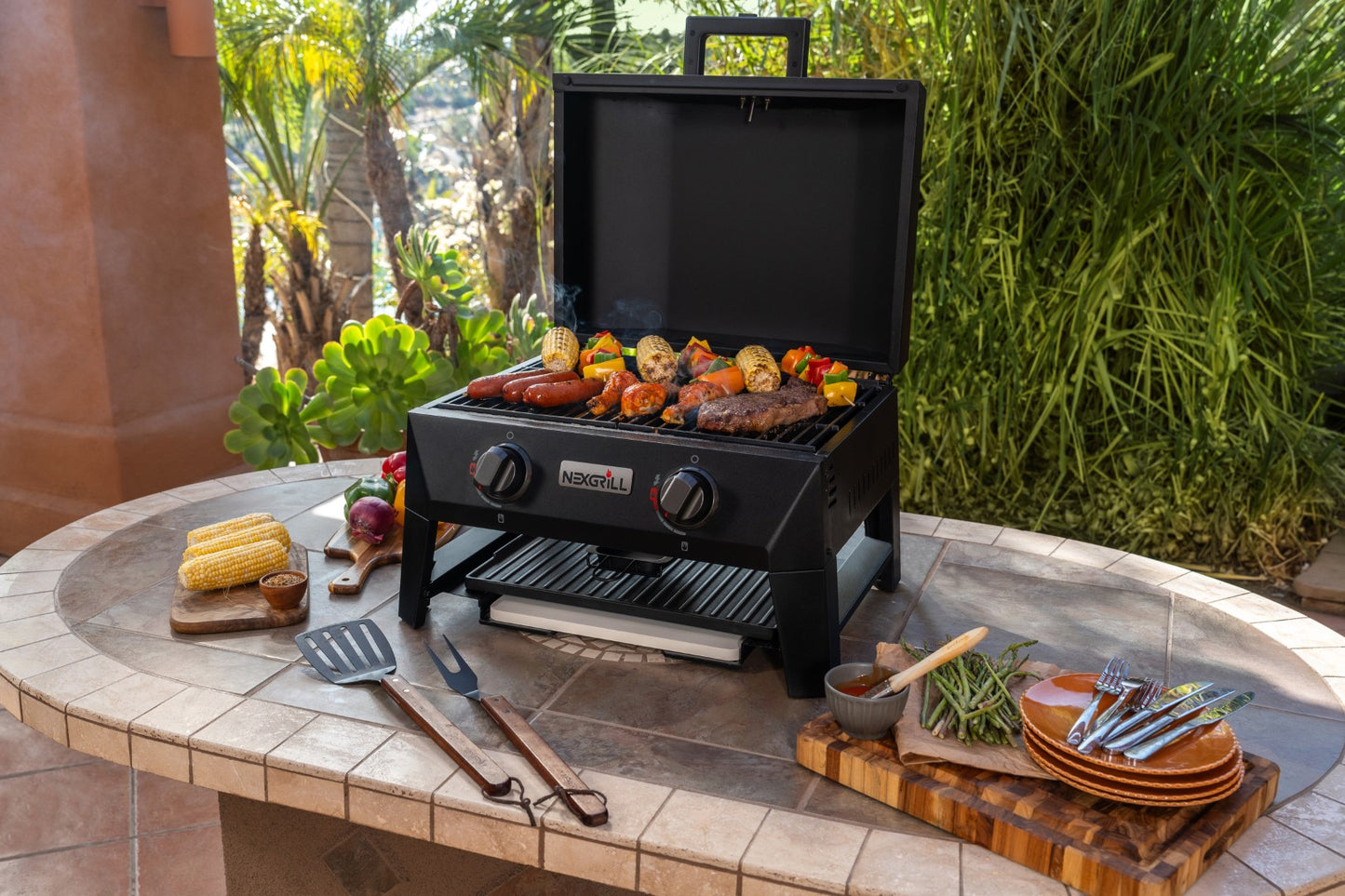 Nexgrill Fortress 4-in-1 Gasgrill/Tischgrill mit 2 Brennern, Pizzaofen-Funktion, Cordierit-Pizzastein & Wende-Grillplatte – Kompakter Outdoorgrill aus Stahl mit Stauraum für Zubehör