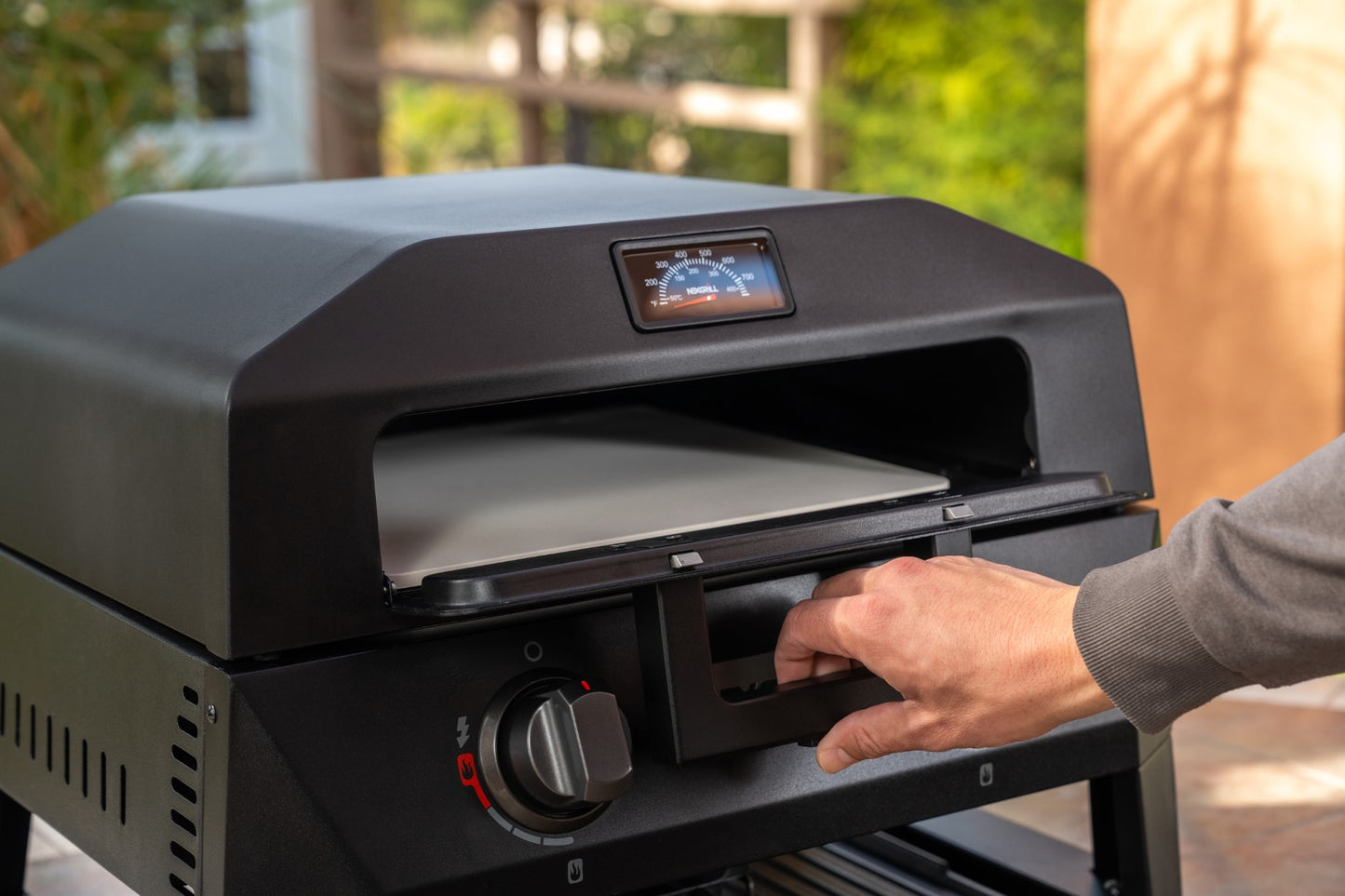 Nexgrill Fortress 4-in-1 Gasgrill/Tischgrill mit 2 Brennern, Pizzaofen-Funktion, Cordierit-Pizzastein & Wende-Grillplatte – Kompakter Outdoorgrill aus Stahl mit Stauraum für Zubehör