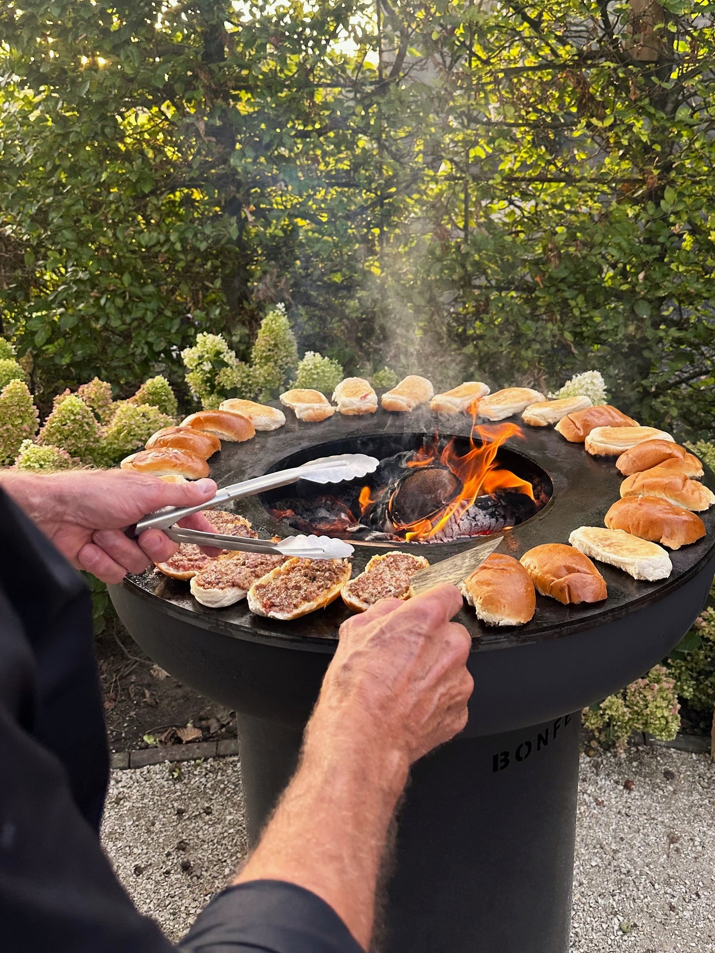 BonFeu BonBiza Black Feuerstelle aus Cortenstahl – stilvoller Gartenkamin & Outdoor Terrassenofen mit Grillfunktion für Terrasse und Garten