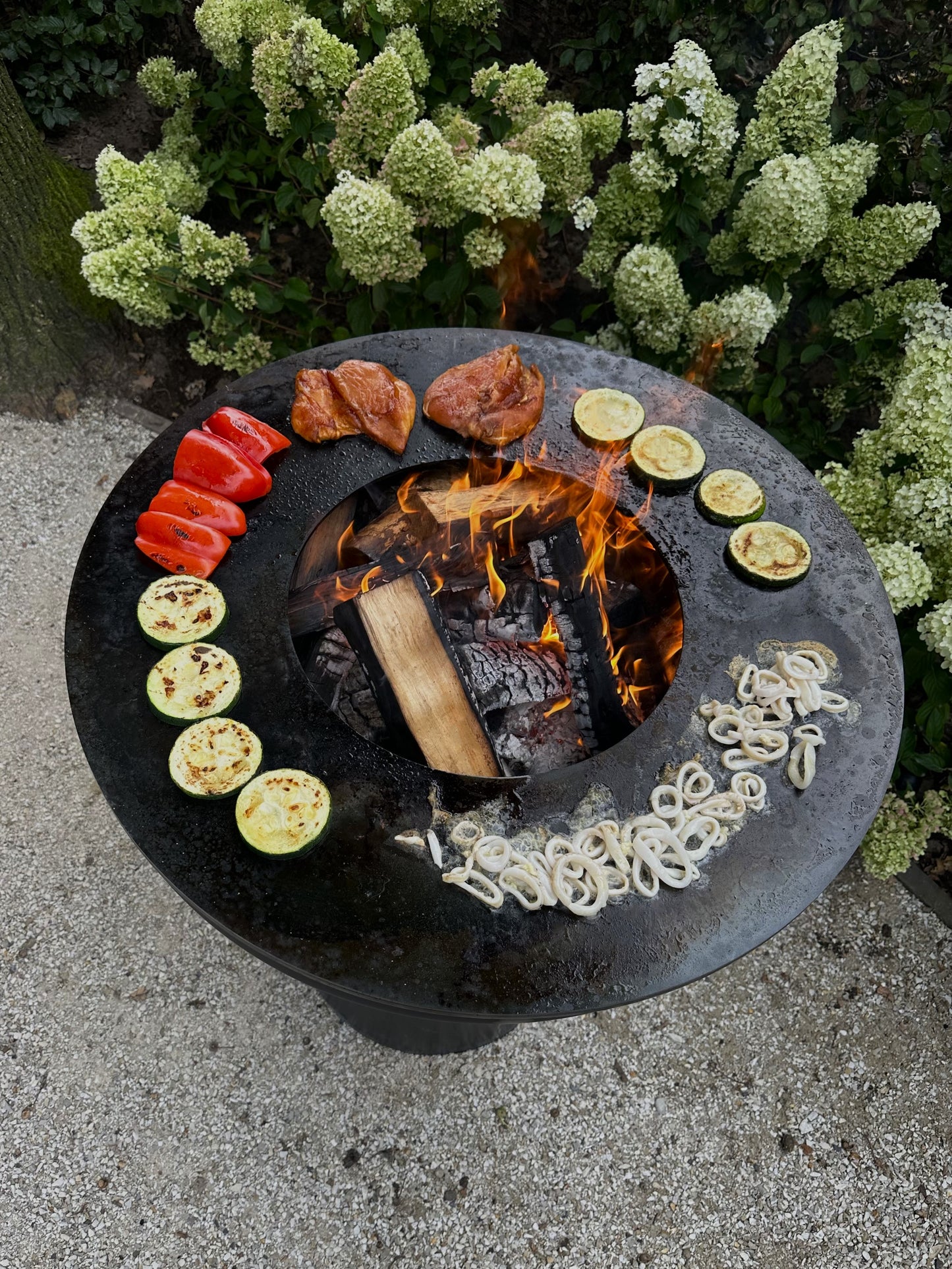 BonFeu BonBiza Black Feuerstelle aus Cortenstahl – stilvoller Gartenkamin & Outdoor Terrassenofen mit Grillfunktion für Terrasse und Garten